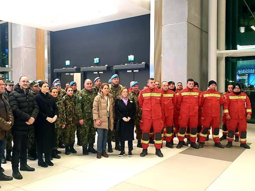 Türkiye deprem felaketine ağlıyor! Arama-kurtarma çalışmalarına katılmak için AFAD'a 100 binden fazla başvuru yapıldı 8